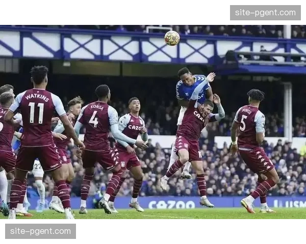 伯恩茅斯边路传中战术突出，锋线高点轮换应对不同防守体系